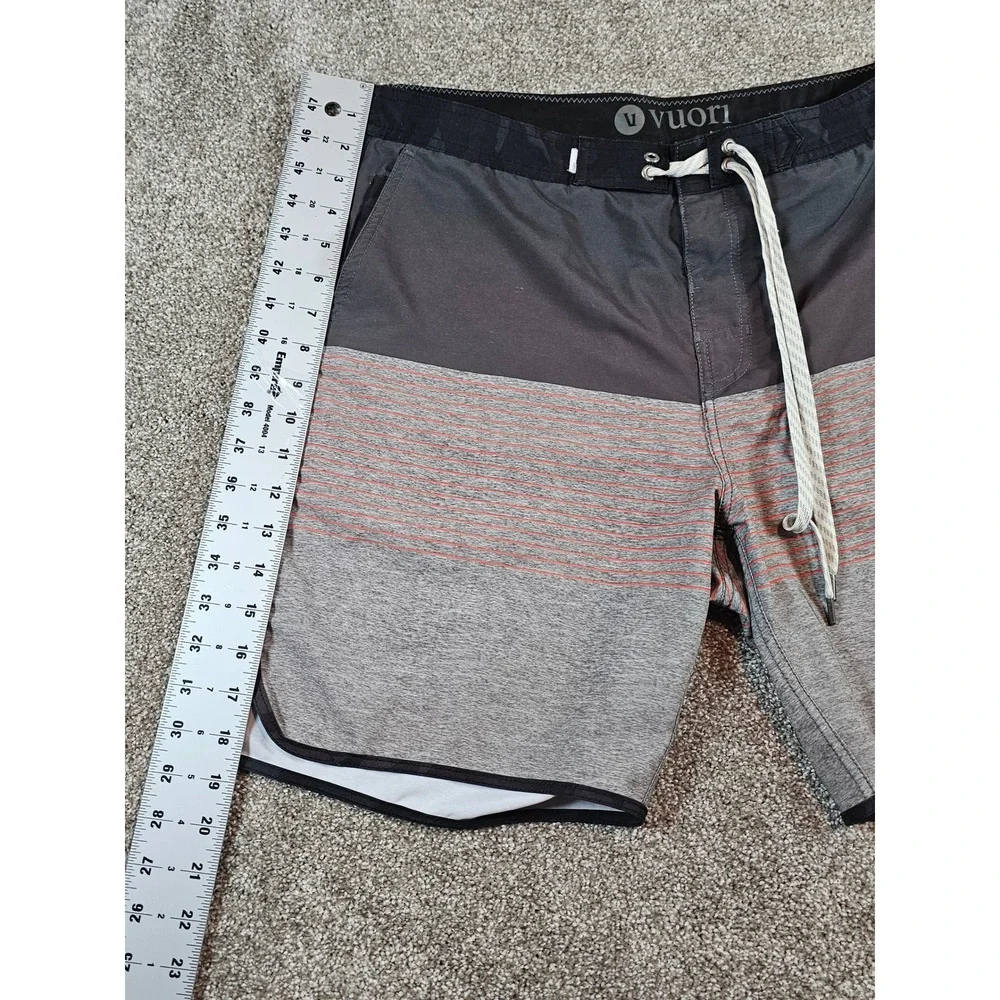 Vuori Cruise Boardshorts Mens 34 Grey Orange Stripe Colorblock V314 Swim Trunks